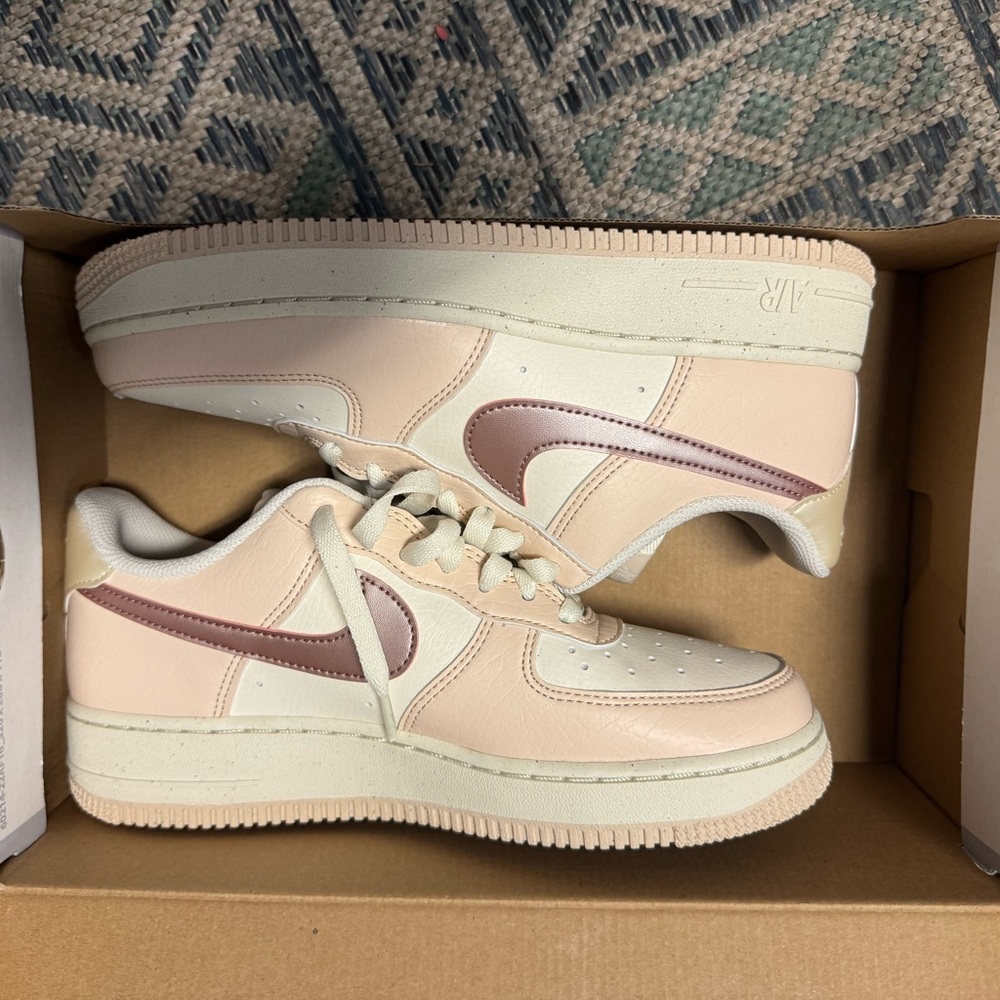 Nike Air Force 1 '07 NN in soft pink- metallic